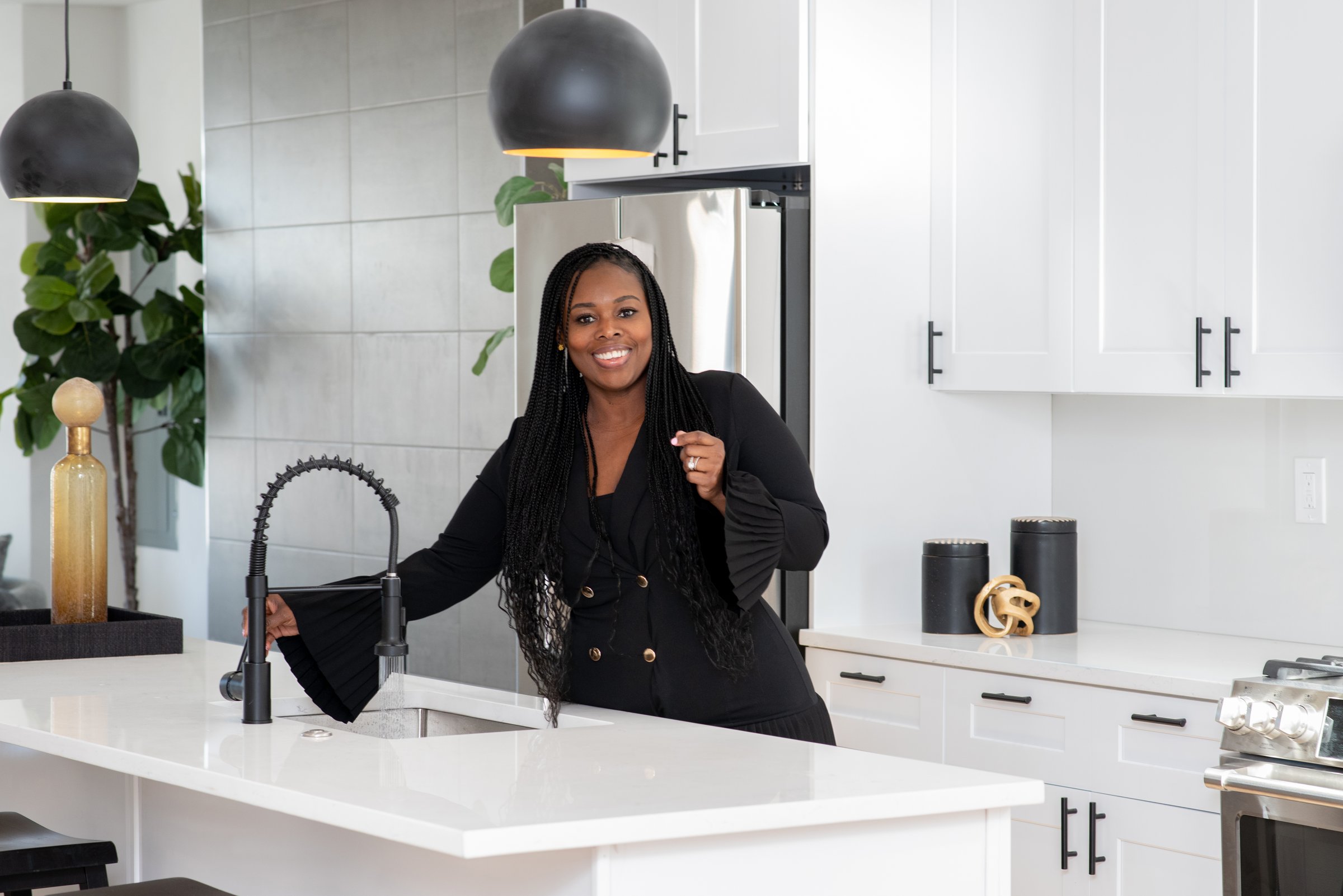 Professional Lifestyle Photo Of A Real Estate Agent In Modern Kitchen - Goodluckstef Productions